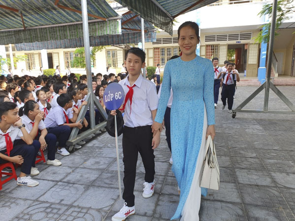 GV Trường THCS Văn Lương (huyện Long Điền) đón HS lớp 6 trong ngày tựu trường. Ảnh: CẨM NHUNG 