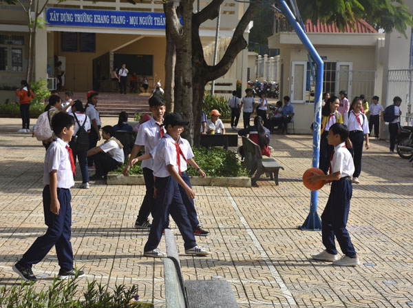 HS Trường THCS Đất Đỏ (TT.Đất Đỏ, huyện Đất Đỏ) chơi bóng rổ trong ngày tựu trường. Ảnh: MINH NHÂN.