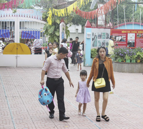 Phụ huynh HS Trường MN Châu Thành (TP. Vũng Tàu) đưa bé đến trường. Ảnh: KHÁNH CHI