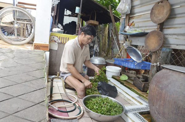 Thương binh Nguyễn Đình Chiểu phụ giúp công việc nội trợ.