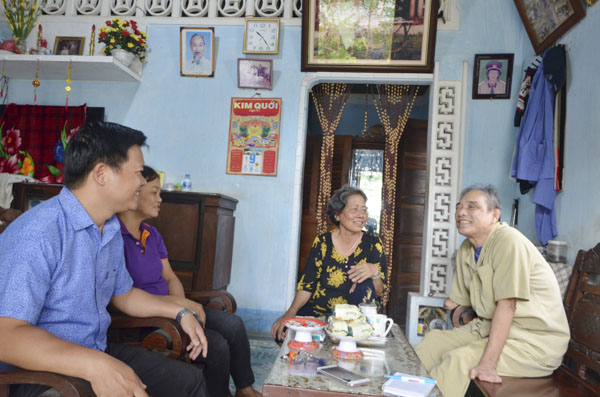 Thương binh Nguyễn Văn Hạnh (bên phải) và vợ bà Trần Thị Mai Cúc luôn sống vui vẻ, hạnh phúc.