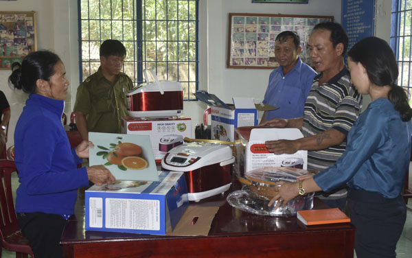 Người dân xã Hòa Hiệp, huyện Xuyên Mộc tố cáo Công ty TNHH Tổ chức sự kiện và Truyền thông Toàn Cầu lừa đảo bán các mặt hàng điện tử gia dụng “dỏm” với giá cao. Ảnh: SƠN KHÊ