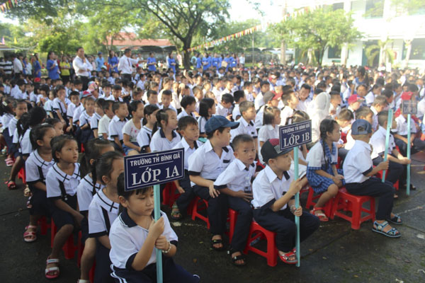 HS Trường TH Bình Giã (huyện Châu Đức) tập trung lắng nghe phổ biến nội quy, quy định của nhà trường trong năm học mới. Ảnh: NGUYỄN HẠ
