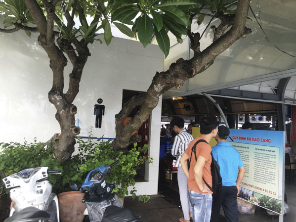 Hành khách chờ đợi đến lượt “giải quyết nỗi buồn” tại nhà vệ sinh bến tàu cao tốc trước giờ tàu xuất bến từ Vũng Tàu đi Côn Đảo.