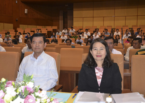 Ông Nguyễn Hồng Lĩnh, Ủy viên Trung ương Đảng, Bí thư Tỉnh ủy, Chủ tịch HĐND tỉnh và bà Nguyễn Thị Yến, Phó Bí thư Thường trực Tỉnh ủy, Trưởng Đoàn ĐBQH tỉnh chủ trì hội nghị.