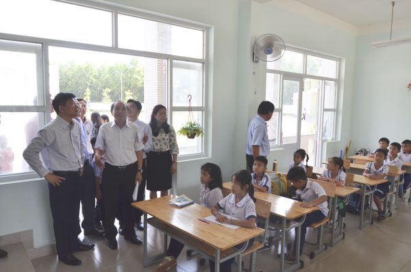 Đoàn khảo sát do ông Huỳnh Văn Hồng, Phó Ban Văn hóa-Xã hội, HĐND tỉnh làm Trưởng đoàn khảo sát Trường TH Kim Đồng, xã Hoà Hội, huyện Xuyên Mộc. Ảnh: MINH THANH