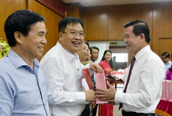 Ông Nguyễn Hồng Lĩnh, Ủy viên Trung ương Đảng, Bí thư Tỉnh ủy, Chủ tịch HĐND tỉnh trao Quyết định nghỉ hưu và tặng quà lưu niệm đến ông Nguyễn Văn Trình, Phó Bí thư Tỉnh ủy, Chủ tịch UBND tỉnh.