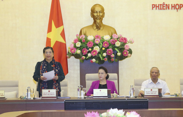 Phó Chủ tịch Thường trực Quốc hội Tòng Thị Phóng điều hành phiên họp. Ảnh: DOÃN TẤN 