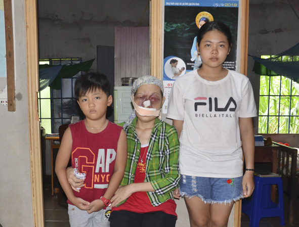 Chị Đỗ Thị Trâm Anh cùng 2 con, Ngô Khánh Đan và Ngô Triều Dương rất mong nhận được sự giúp đỡ của các tổ chức, cá nhân. 