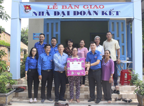 Đại diện Tỉnh Đoàn, Đoàn Thanh niên Liên doanh Việt - Nga Vietsovpetro và Xã Đoàn Kim Long, huyện Châu Đức bàn giao nhà “Đại đoàn kết” cho gia đình bà Nguyễn Thị Vi (tổ 71, thôn Quảng Long, xã Kim Long, huyện Châu Đức) trong Chiến dịch “Thanh niên tình nguyện hè” năm 2019. 