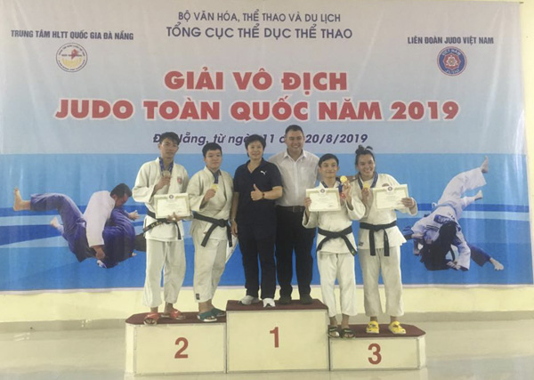 Các VĐV đoạt huy chương và ban huấn luyện vui mừng trong ngày thi đấu đầu tiên.