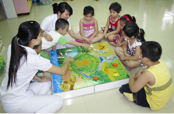 Môi trường học đường cần bảo đảm các yếu tố an toàn để phòng tránh tai nạn thương tích cho trẻ. Trong ảnh: Một giờ học tại trường MN Phường 3 (TP.Vũng Tàu) (ảnh minh họa)