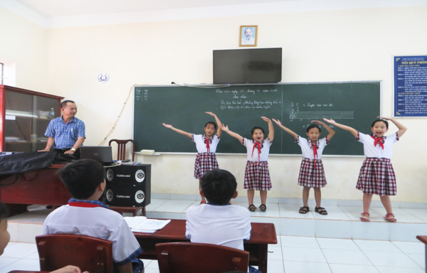Thầy Võ Minh Huề trong một tiết dạy nhạc ở Trường TH Trần Quang Diệu.