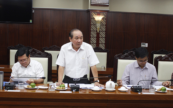 Ông Huỳnh Văn Hồng, Phó Trưởng Ban Văn hoá-Xã hội, HĐND tỉnh báo cáo tóm tắt kết quả khảo sát công tác chuẩn bị năm học mới tại các trường học. 
