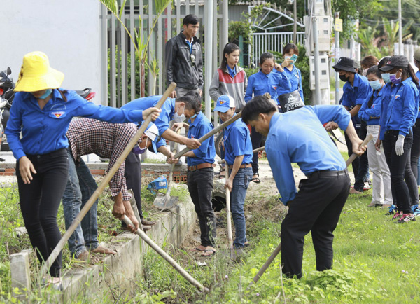 Ðoàn viên, thanh niên khu phố Vạn Hạnh, phường Phú Mỹ, TX.Phú Mỹ ra quân dọn vệ sinh môi trường.