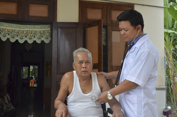 Bác sĩ Trần Trọng Phong, Phó phòng y tế phục hồi,  Trung tâm Điều dưỡng TBB và NCC Long Đất đo nhịp tim cho thương binh Ngô Văn Trao.