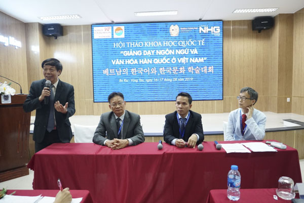 GS.TS Mai Ngọc Chừ - Chủ tịch Hội Nghiên cứu về Hàn Quốc tại Việt Nam phát biểu thảo luận tại hội thảo