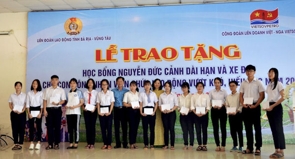 15 HS được nhận học bổng (1 triệu đồng/suất) từ Quỹ “Tấm lòng vàng” của Báo Lao động. 