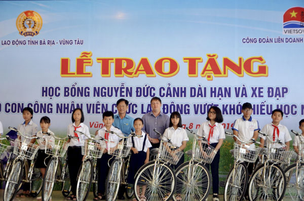 Các em HS được nhận xe đạp do Công đoàn Liên doanh Việt-Nga Vietsovpetro trao tặng.