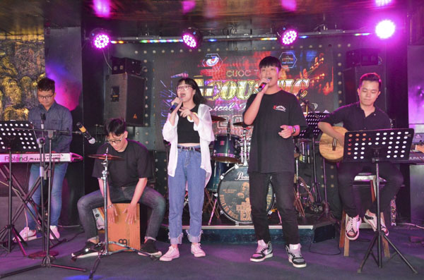 Cặp đôi thí sinh Nguyễn Tín Trung (phải) và Trần Thị Thương (huyện Long Điền) với ca khúc “Việt Nam! Những chuyến đi” tại vòng bán kết.