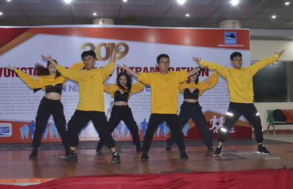 Một tiết mục văn nghệ chào mừng tại lễ khai mạc cuộc thi. 