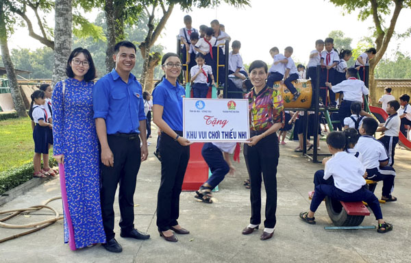 Chị Hồ Thị Ánh Tuyết, Phó Bí thư Tỉnh Đoàn tặng khu vui chơi thiếu nhi cho cô Huỳnh Thị Trúc Mai, Hiệu trưởng Trường TH Trần Văn Thượng.