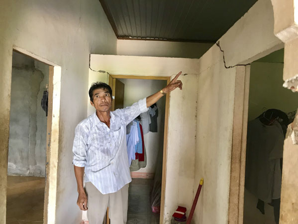Nhà ông Nguyễn Thanh Nhàn xuống cấp trầm trọng nhưng không thể xây mới vì nằm trong vùng quy hoạch.