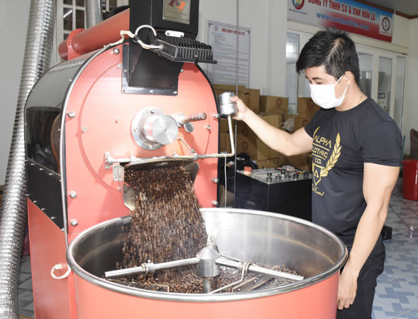 Cà phê Nón Lá hiện đã được các khách sạn thuộc OSC Việt Nam sử dụng. Trong ảnh: Nhân viên Công ty TNHH SX và XNK Nón Lá (207, thôn Chu Hải, xã Tân Hải, TX. Phú Mỹ) rang và làm nguội cà phê sau rang.