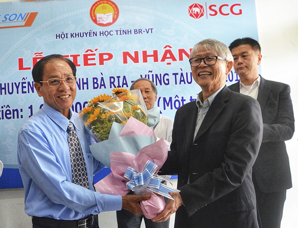 Ông Võ Thành Kỳ, Chủ tịch Hội Khuyến học tỉnh tặng hoa cảm ơn nhà tài trợ.