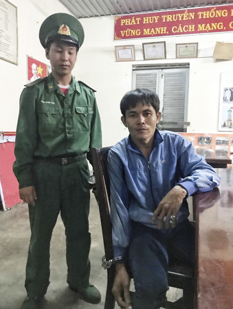 Lực lượng chức năng lấy lời khai của đối tượng Hồ Vũ Linh.