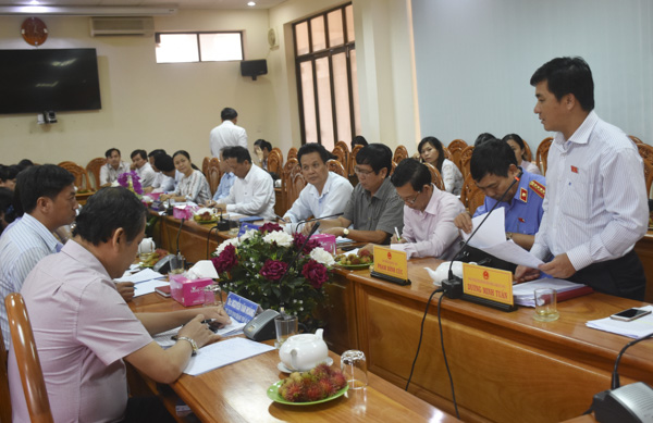 Ông Dương Minh Tuấn, Phó Trưởng Đoàn Đại biểu Quốc hội tỉnh trao đổi với đại diện lãnh đạo chính quyền TP.Bà Rịa.