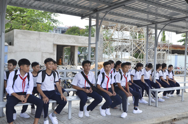 HS Trường THCS Phan Chu Trinh (TX. Phú Mỹ) đợi ba mẹ trong nhà chờ đưa đón học sinh.