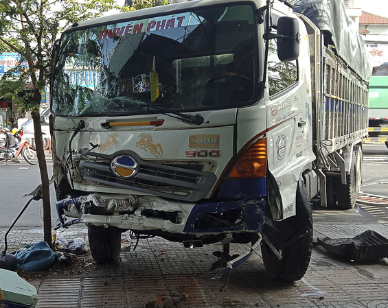 Đầu xe tải bị vỡ.