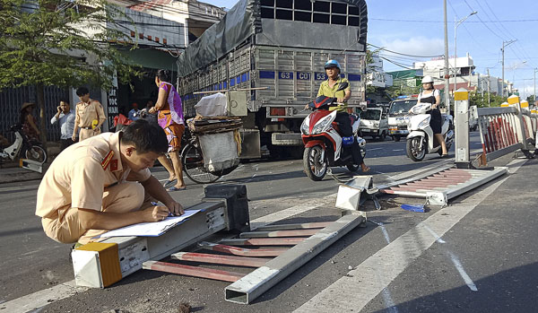 Lực lượng CSGT và Trật tự-Công an TP.Vũng Tàu khám nghiệm hiện trường, điều tra nguyên nhân vụ tai nạn. 
