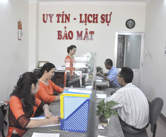 Khách hàng giao dịch tại QTDND Liên phường Vũng Tàu.