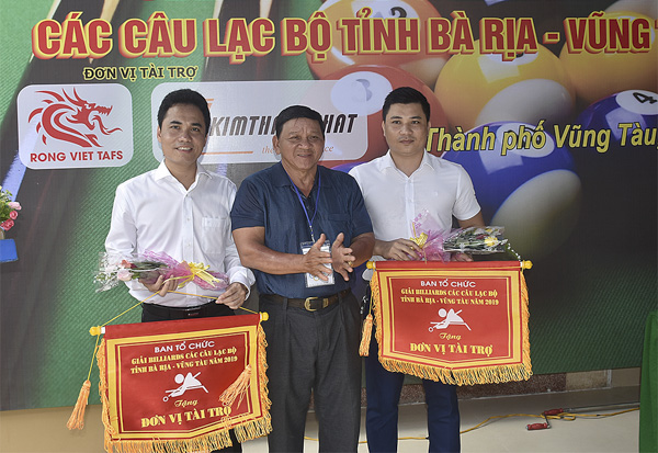 ): Ông Đặng Văn Cường, Giám đốc Trung tâm Huấn luyện và Thi đấu TDTT tỉnh, Phó Ban Tổ chức giải tặng Cờ lưu niệm và hoa cho 2 đơn vị tài trợ giải.