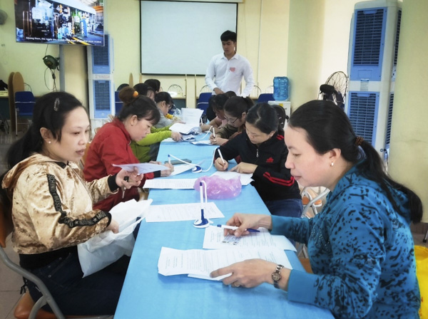 Người lao động viết thông tin cá nhân tại Phiên giao dịch việc làm.