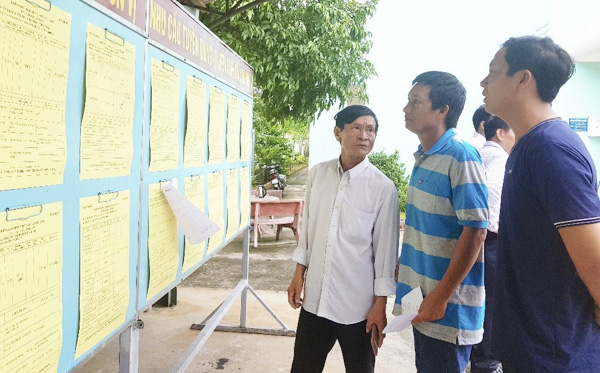 Người lao động tìm hiểu thông tin thị trường việc làm.