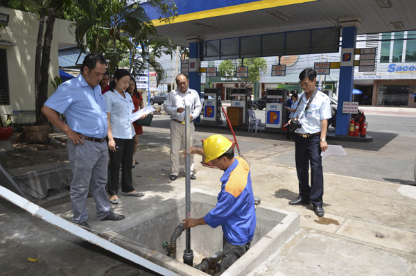 Đoàn kiểm tra liên ngành tỉnh kiểm tra việc chấp hành các quy định pháp luật về kinh doanh xăng dầu tại một cửa hàng kinh doanh xăng dầu.