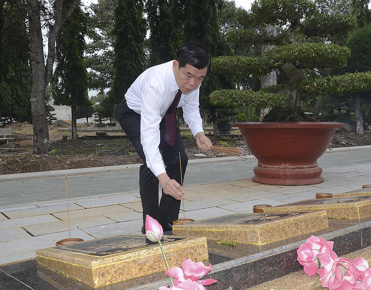 Ông Nguyễn Hồng Lĩnh, Ủy viên Trung ương Đảng, Bí thư Tỉnh ủy, Chủ tịch HĐND tỉnh thắp nhang tại các phần mộ liệt sĩ. 