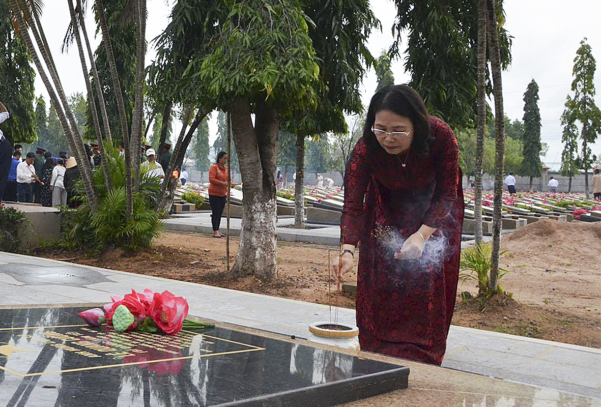à Nguyễn Thị Yến, Phó Bí thư Thường trực Tỉnh ủy, Trưởng Đoàn ĐBQH tỉnh thắp nhang tại Nghĩa trang Liệt sĩ tỉnh.