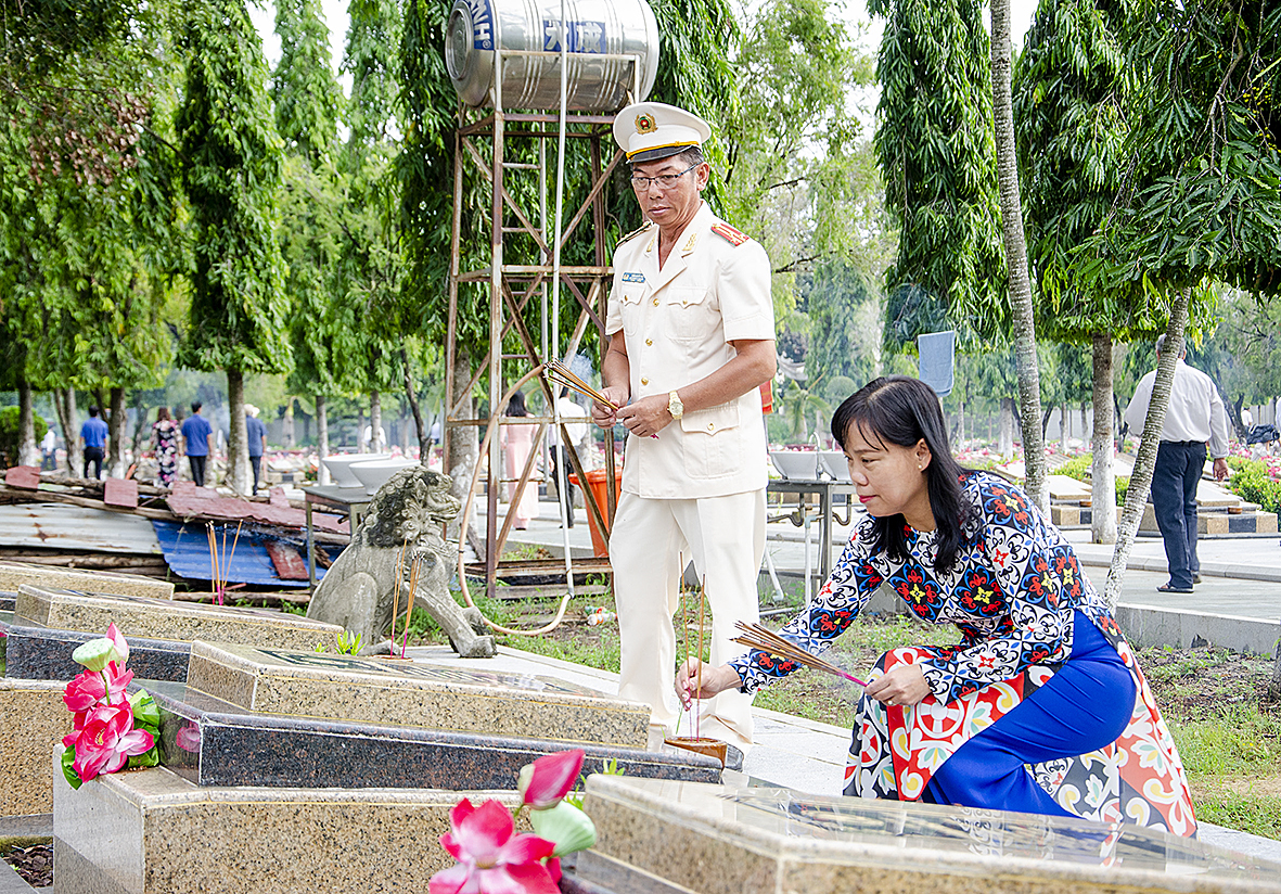 Các đại biểu thắp nhang tại các phần mộ liệt sĩ.