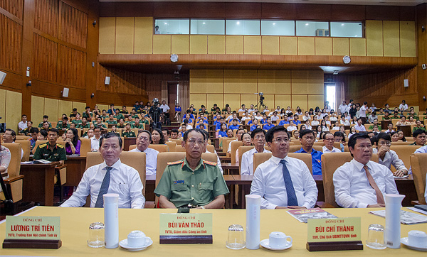 Ông Bùi Chí Thành, Ủy viên Dự khuyết Trung ương Đảng, Chủ tịch UBMTTQ Việt Nam tỉnh (thứ hai, bên phải sang) và các Ủy viên Ban Thường vụ Tỉnh ủy tham dự hội nghị.