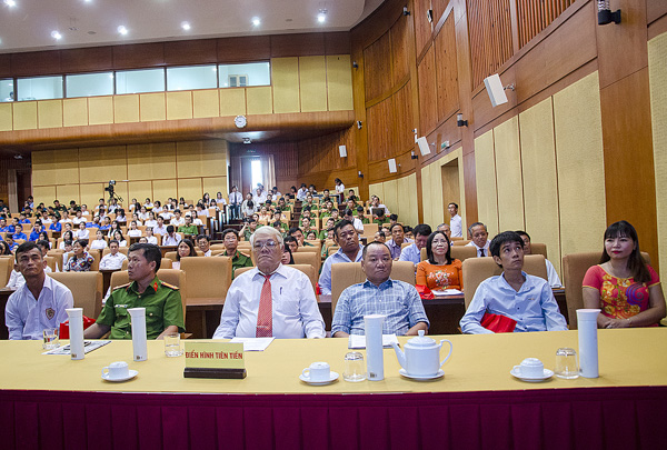 Các gương điển hình tiên tiến dự hội nghị.