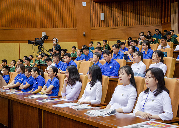 Đại biểu ĐVTN, học sinh tham dự hội nghị.