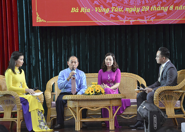 Ông Trần Thanh Hồng (thứ hai, bên từ trái sang), Giám đốc Trung tâm xã hội tỉnh và bà Vũ Thị Việt Hoa (thứ ba, bên trái sang), Hiệu trưởng Trường TH Quang Trung (TP. Vũng Tàu) giao lưu với các đại biểu tại hội nghị.  