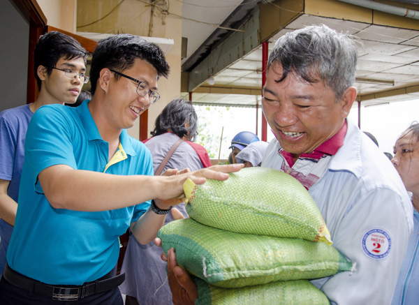 Cán bộ, công nhân viên Công ty CP Cấp nước Bà Rịa - Vũng Tàu tặng gạo cho bà con nghèo trên địa bàn TP. Vũng Tàu.