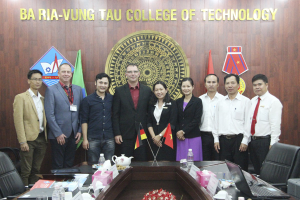 Các chuyên gia Tập đoàn đào tạo AVESTOS (Đức) trong buổi làm việc với Trường CĐ Kỹ thuật Công nghệ BR-VT về chương trình đào tạo theo tiêu chuẩn của Đức.