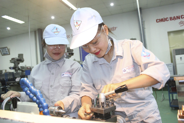 SV Trường CĐ Kỹ thuật Công nghệ BR-VT trong giờ thực hành.