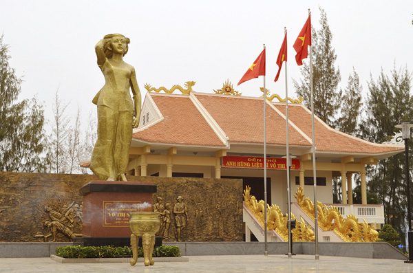 Tượng đài và Đền thờ Anh hùng liệt sĩ Võ Thị Sáu. Ảnh: MINH NHÂN